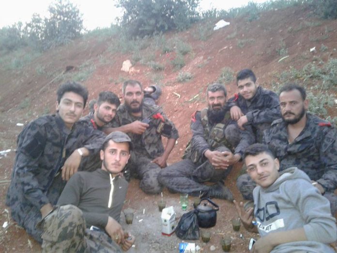 Syrian-Army-troops-rest-and-drink-Matteh-in-northern-Hama-696x522