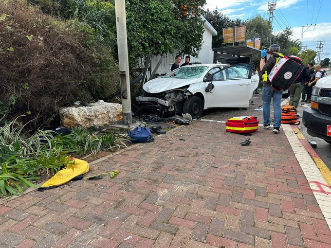 🚨 A car-ramming in Ra’anana wounded at least 11 israelis. Israeli police are investigating the incident.