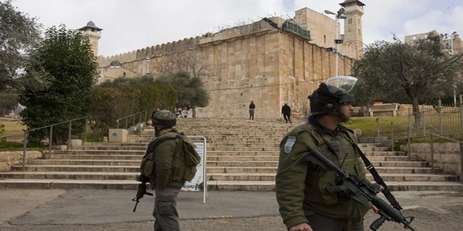 Israeli occupation troops arrest 10 Palestinians in the West Bank