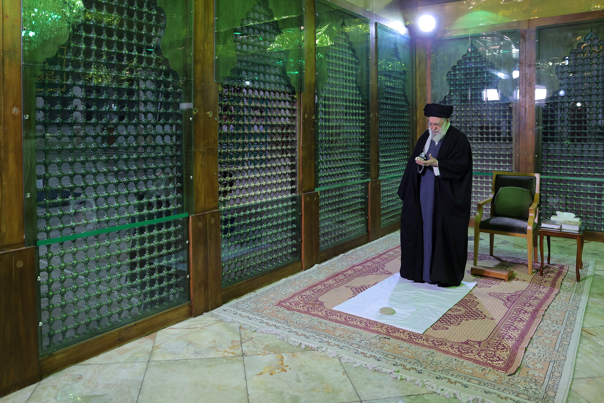 Leader visits Imam Khomeini’s mausoleum ahead of 47th anniversary of Islamic Revolution