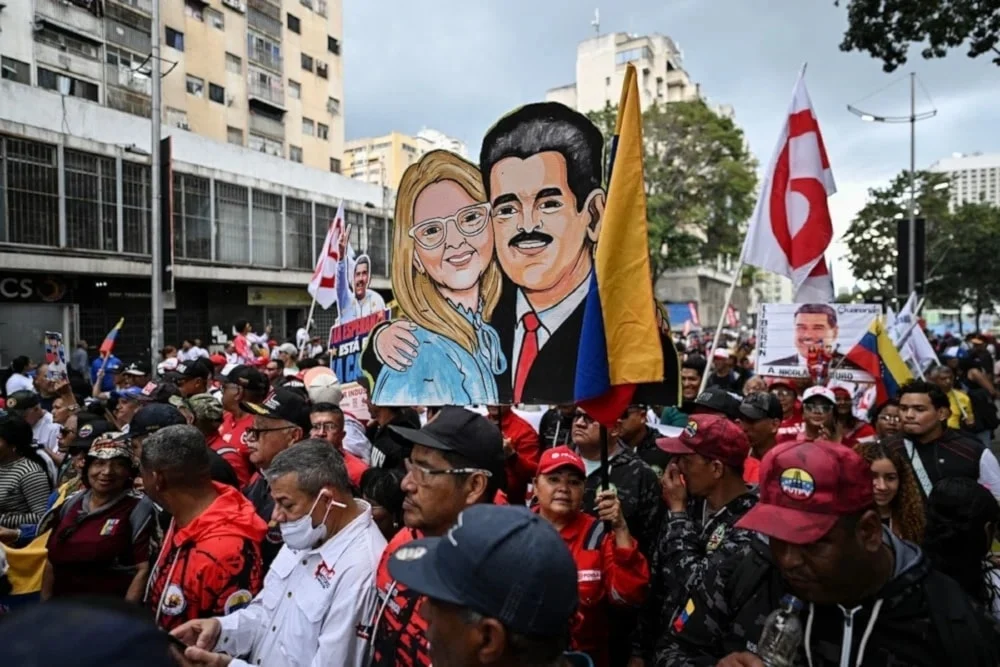 Thousands of Venezuelans protest to demand their president back