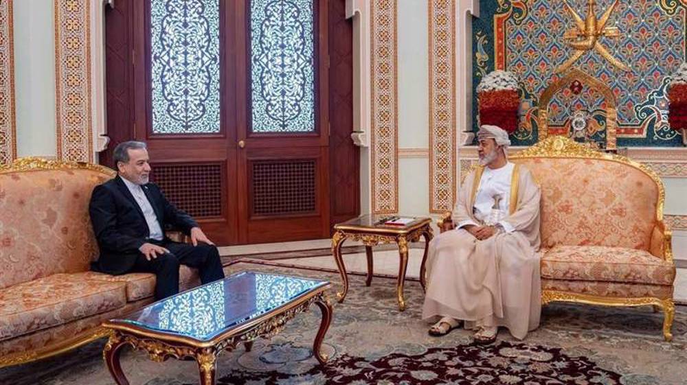 Iranian foreign minister, Omani Sultan exchange views on regional developments