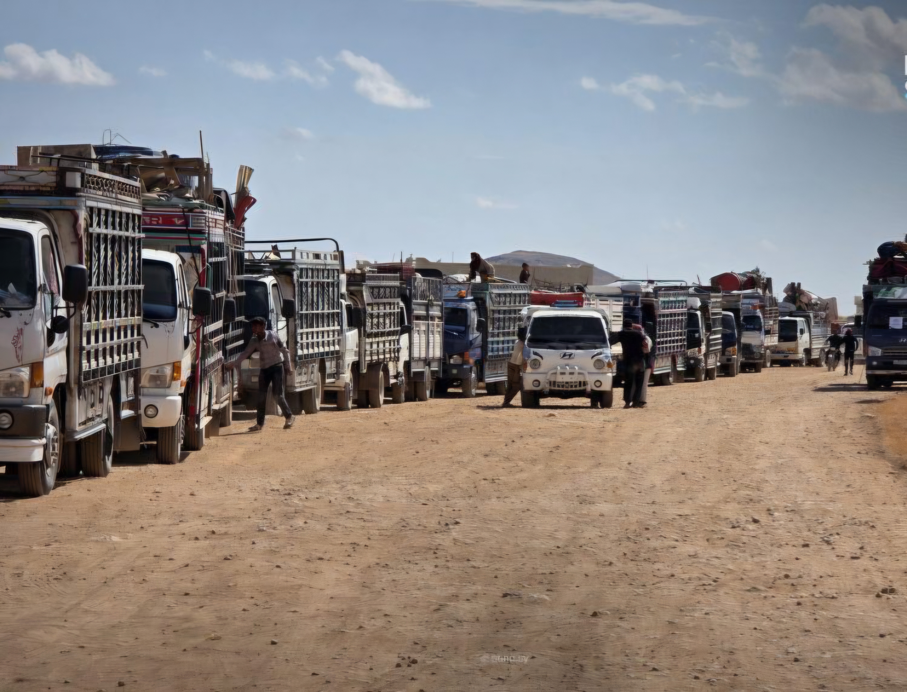 65 displaced families leave Manbij camp in voluntary return convoy