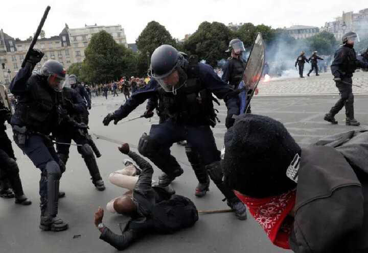 450,000 people partake in student protest demo. in France