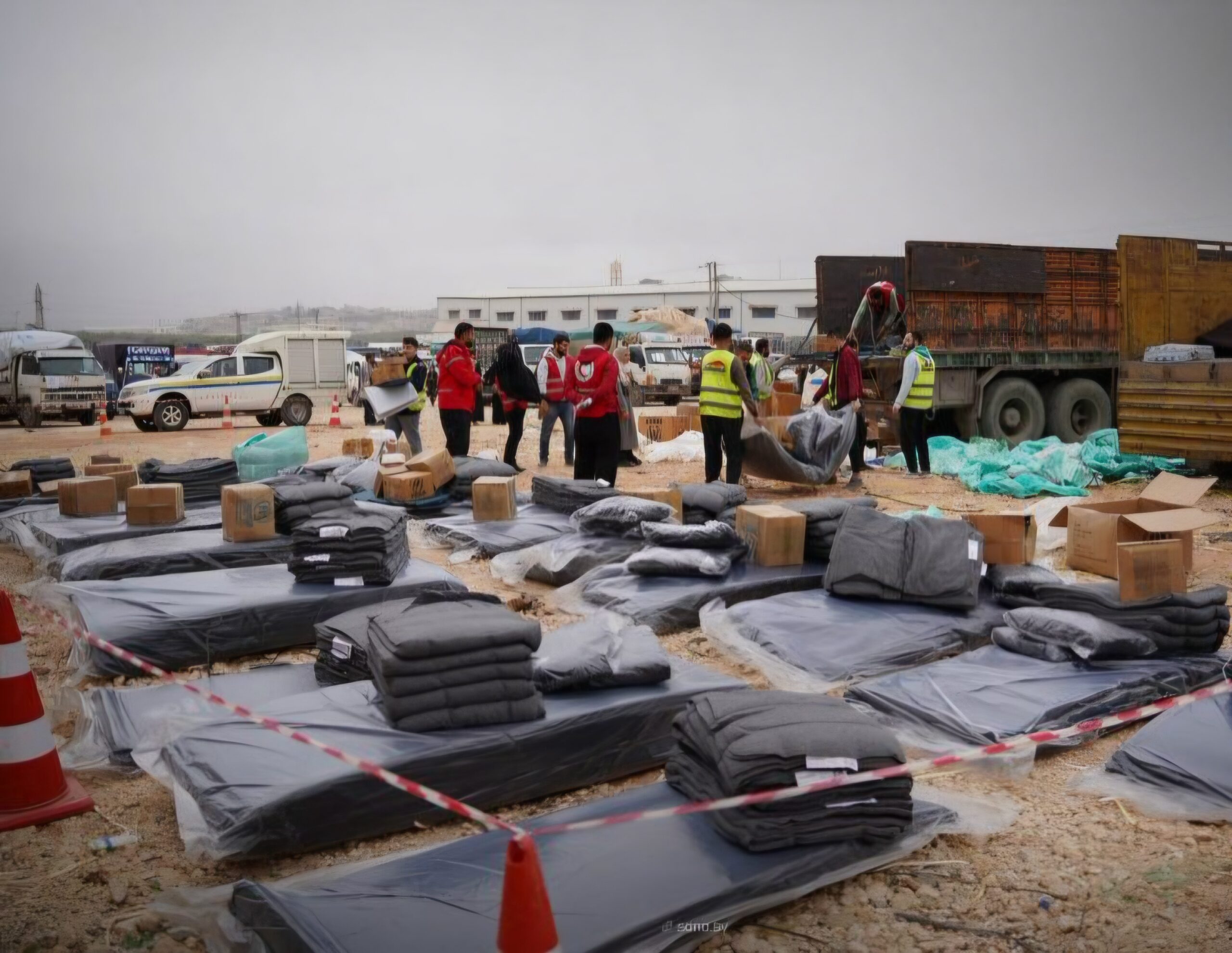 Dozens of displaced Syrian families leave Aleppo camps to return home